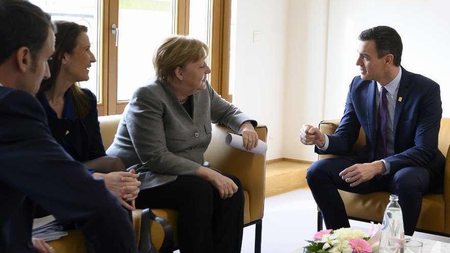 Pedro Sánchez dialoga con la canciller alemana, Angela Merkel, en presencia de la primera ministra belga, Sophie Wilmès, y el presidente de Francia, Emmanuel Macron.