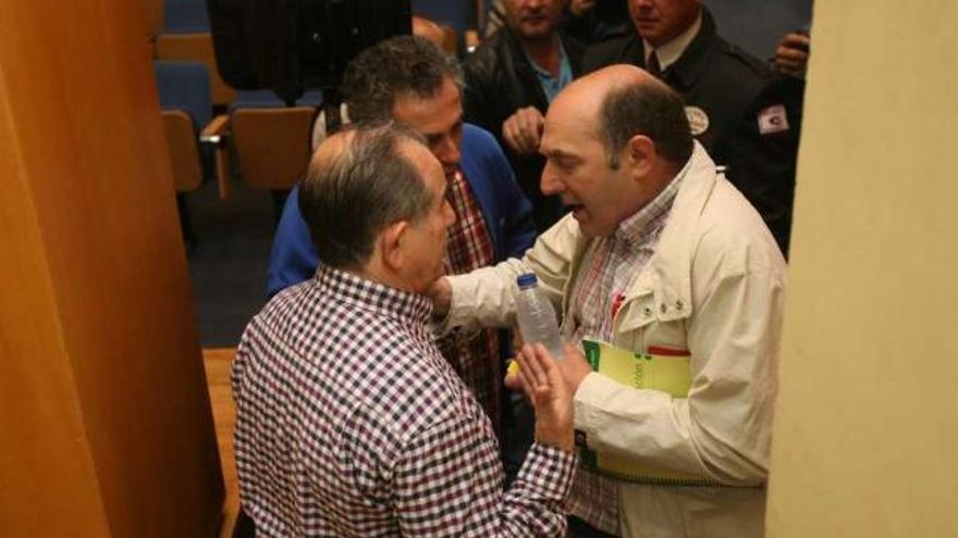 Luis Rodríguez (izqda.) y José Manuel Estévez discuten en el salón ferial de Cotogrande.  // J. de Arcos