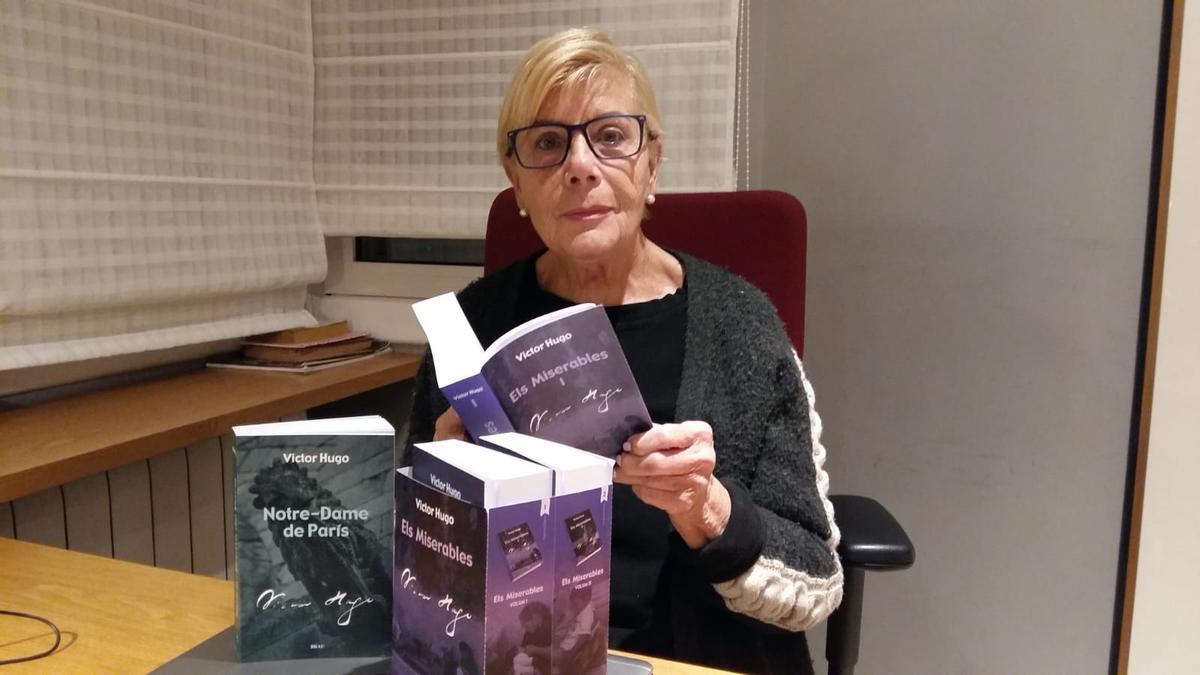 La traductora Maria Perpinyà amb els tres volums d''Els miserables' i 'Notre-Dame de París'.