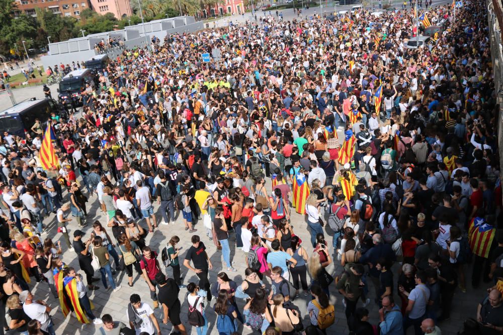 Els manifestants ocupen l'estació de tren a Girona i tallen la circulació