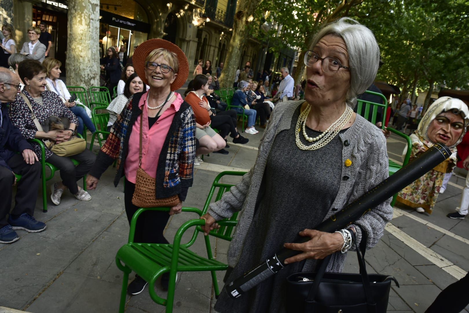 El Passeig torna a acollir les 'cadires de la Rosita', que s'han estrenat amb una acció teatral