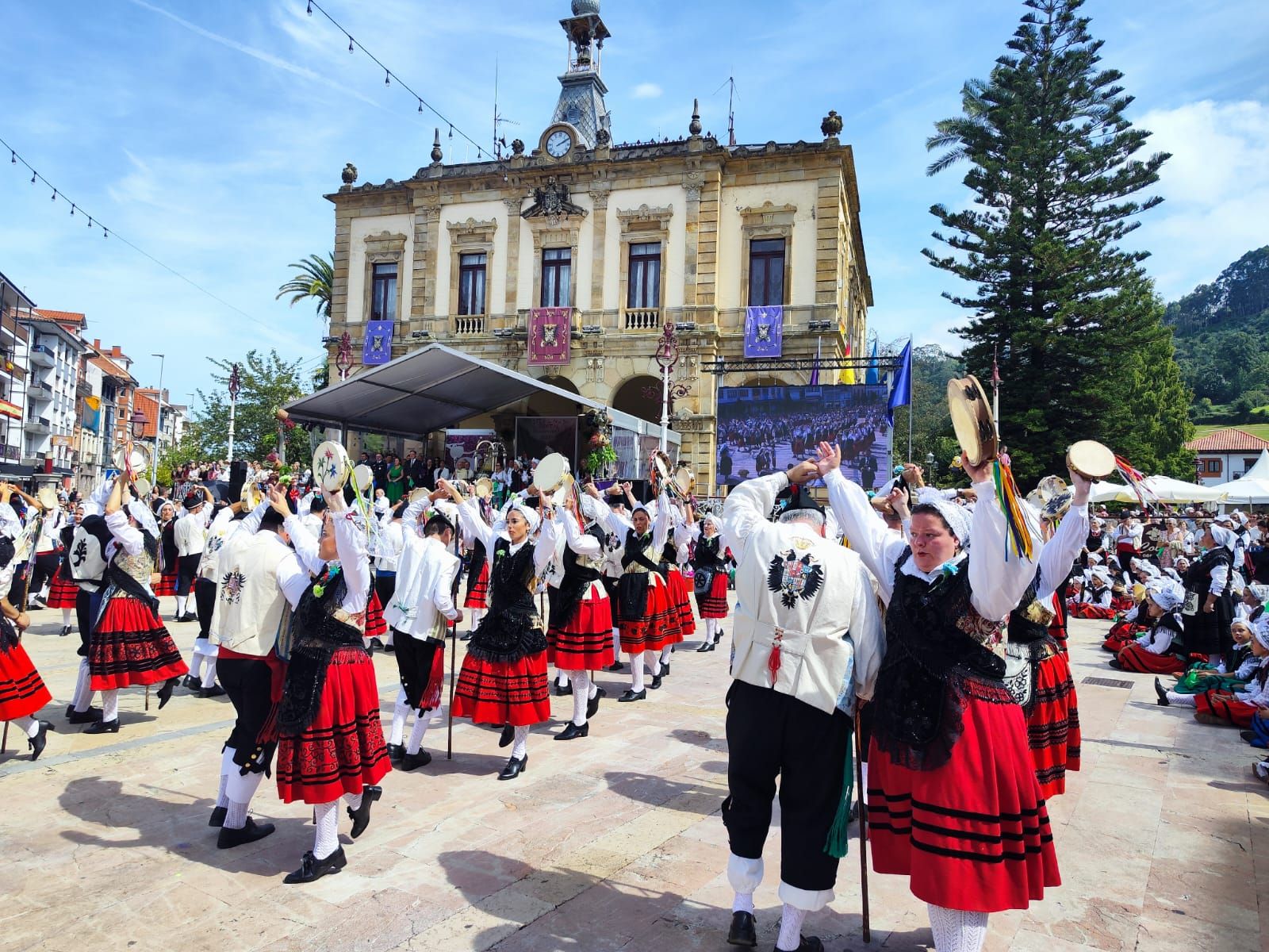 Villaviciosa vibra con la Portalina y la danza del Portal