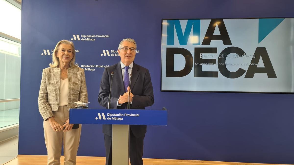 El presidente de la Diputación, Francisco Salado, explica los datos arrojados por el Barómetro de la Provincia acompañado por la vicepresidenta Kika Caracuel.