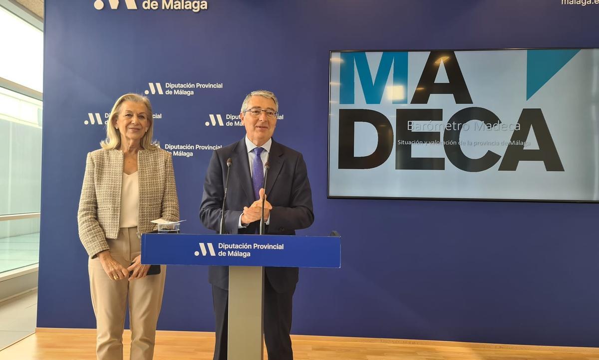 El presidente de la Diputación, Francisco Salado, explica los datos arrojados por el Barómetro de la Provincia acompañado por la diputada Kika Caracuel.