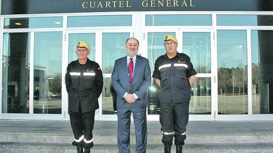 con la ume. El delegado del Gobierno, Gabino de Lorenzo, visitó ayer el cuartel general de la Unidad Militar de Emergencias (UME) en Madrid. En la foto, De Lorenzo, flanqueado por los generales Ignacio Pedrosa y José Emilio Roldán.