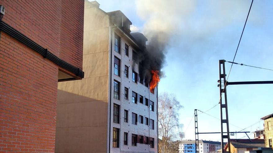 Así quedó la vivienda de Langreo tras el incendio en el que perdió la vida una mujer