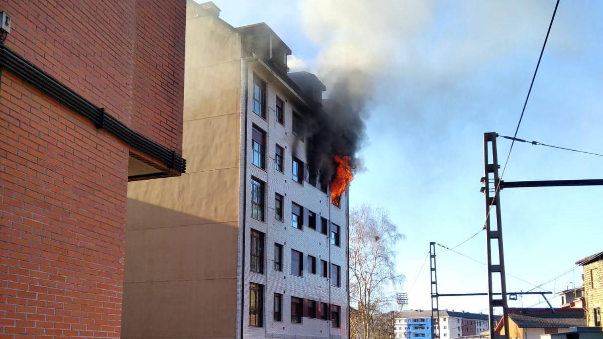 Muere una mujer en el segundo incendio en cinco días en su vivienda de Langreo