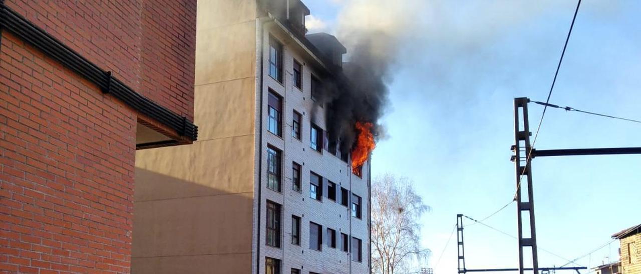 Así quedó la vivienda de Langreo tras el incendio en el que perdió la vida una mujer