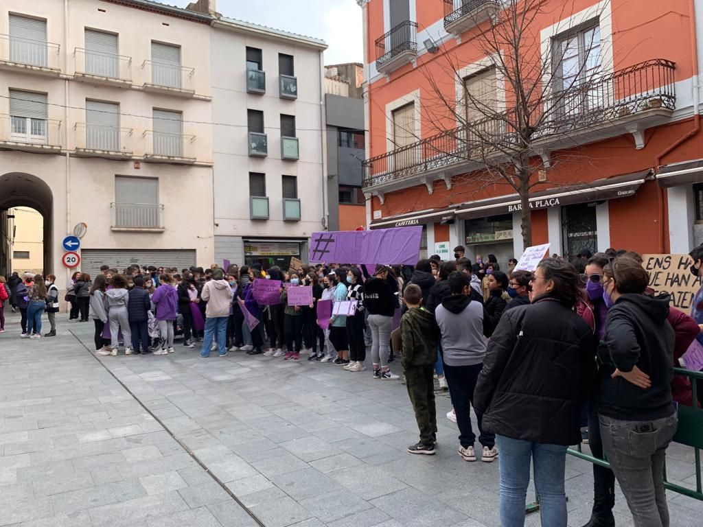 Lectura del manifest 8M a la Jonquera a càrrec de les alumnes de batxillerat de l'institut