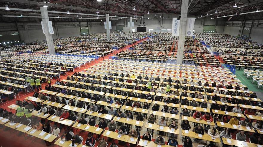 Aspirantes en el recinto ferial de Silleda durante un examen para trabajar en Correos.