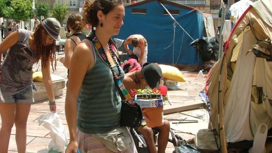 Los integrantes del Movimiento 15-M de Málaga recogen sus pertenencias de la plaza de la Constitución.