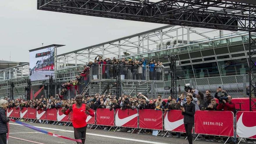Kipchoge cruza la línea de meta en el circuito de Monza. // Reuters