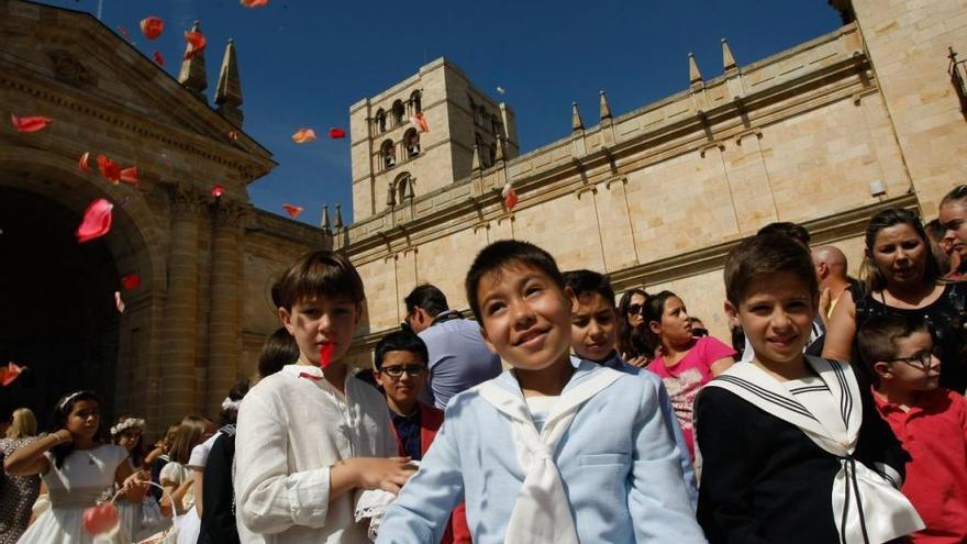 Niños a la salida de la Catedral.