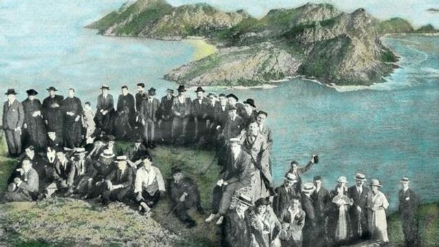 Excursionistas no faro das Cies en 1920.