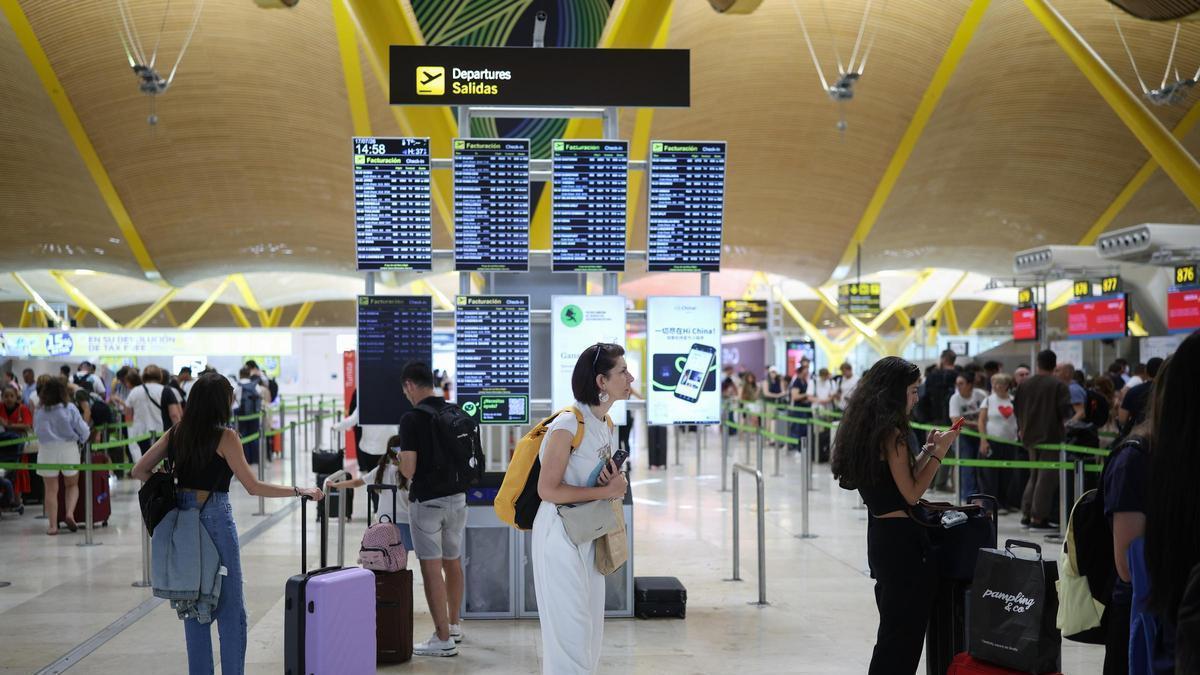 Pasajeros en el aeropuerto Adolfo Suárez Madrid-Barajas durante la segunda operación salida del verano, a 17 de julio de 2026, en Madrid (España).