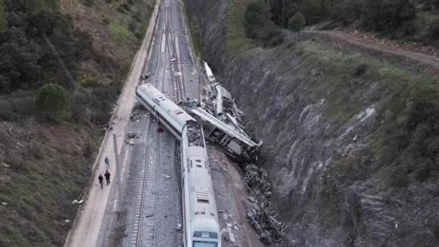 Fotografia del tren Alvia sinistrat a Adamuz presa amb un dron per la Guàrdia Civil.
