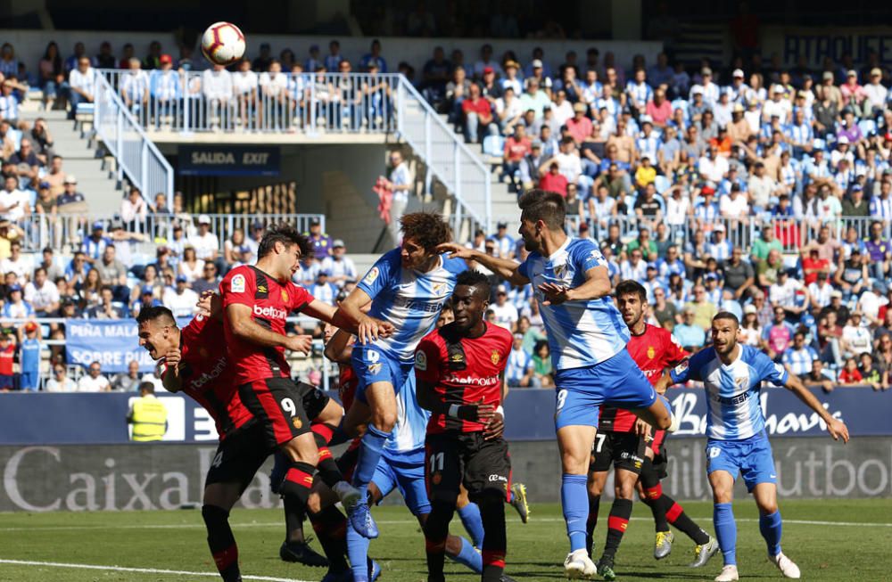 Un tanto de Leo Suárez a cinco minutos del final le da la victoria y los tres puntos al RCD Mallorca en su visita a La Rosaleda, en un duelo de aspirantes al ascenso a Primera División que comenzaban la jornada empatados a puntos.