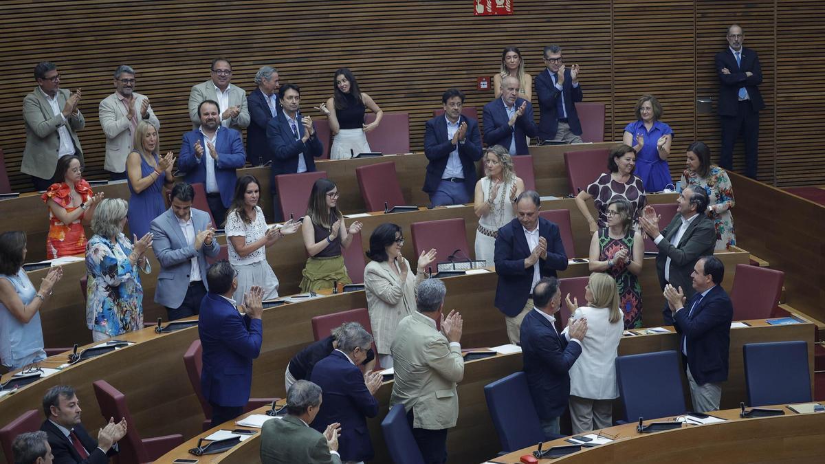La bancada del PP y el Consell celebran la aprobación de la ley de Acompañamiento, este viernes en las Corts.