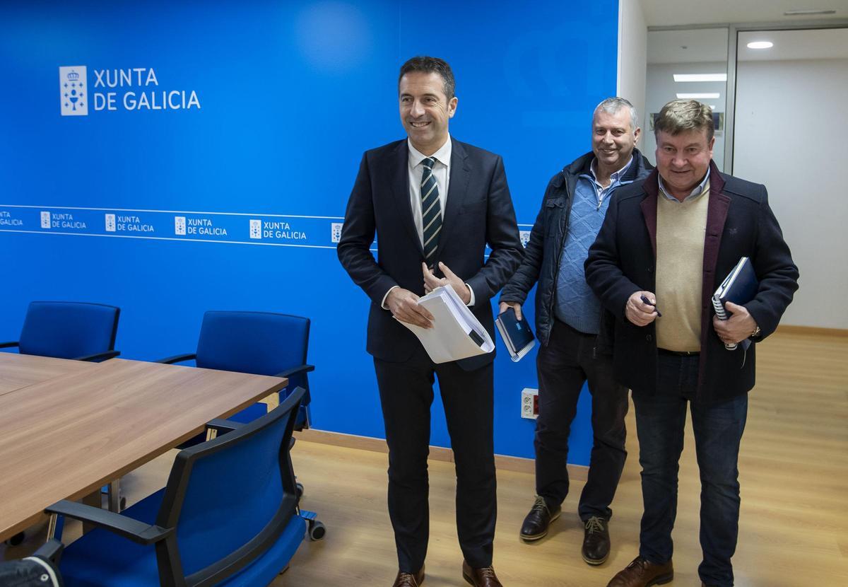 Alfonso Villares se reunió ayer con los representantes de la Federación Galega de Confrarías y con la de A Coruña.
