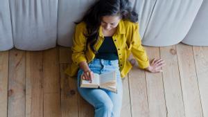 Mujer sentada suelo leyendo