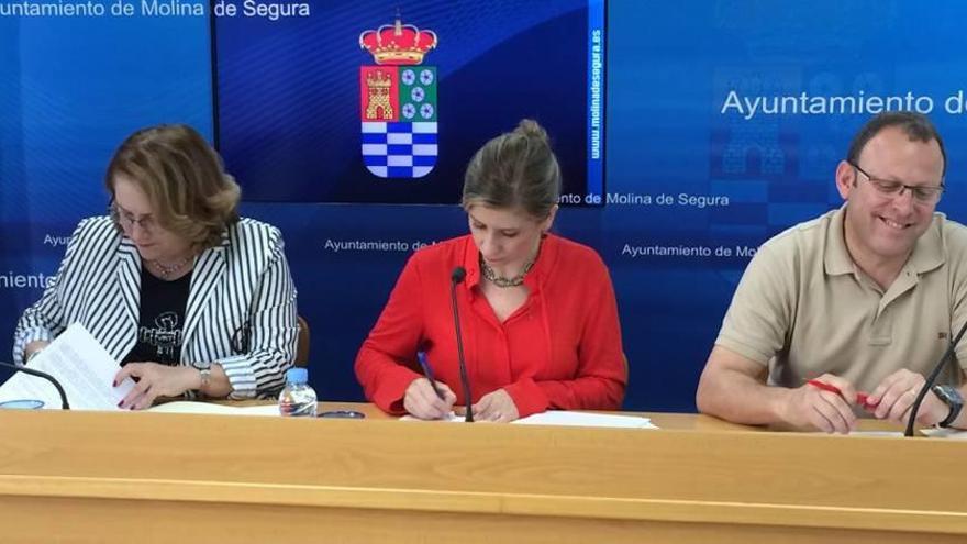 Firma del convenio entre Clavero, Tovar y Navarro.