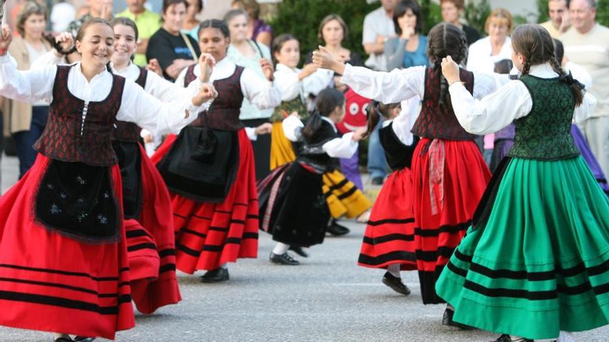 Un grupo de baile tradicional durante el Día da Muiñeira de Redondela. / Jesús de Arcos