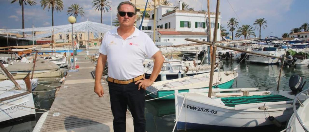 El presidente del Club Náutico Portitxol, Pep Ferrer, posa en el muelle del club.