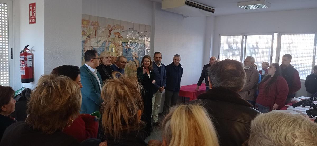 La alcaldesa de Castelló, Begoña Carrasco, se dirige a los vecinos del grupo San Lorenzo en el centro cívico.