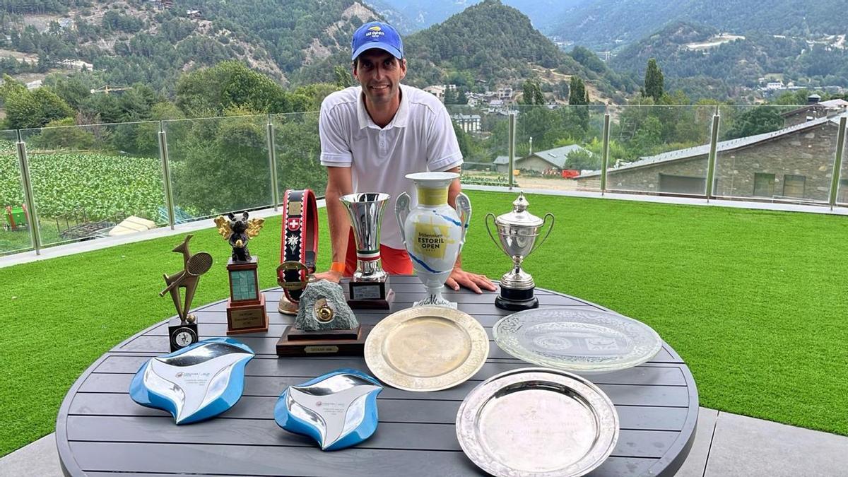 El extenista Albert Ramos posa para EL PERIÓDICO con los trofeos ganados en su carrera.