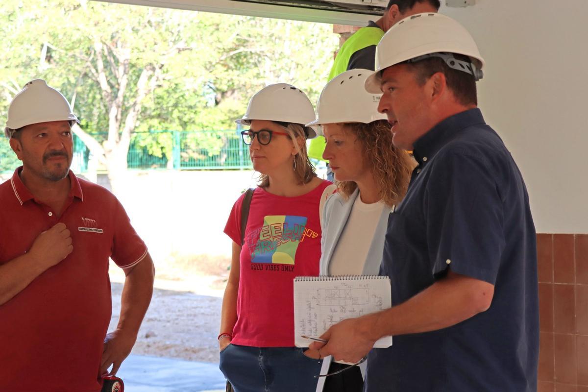 La alcaldesa Bartual visita las obras en el colegio