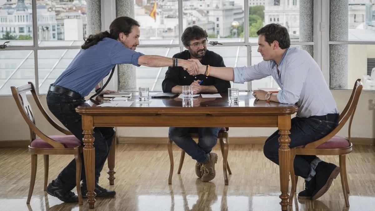 Pablo Iglesias y Albert Rivera se saludan antes de comenzar el cara a cara, moderado por Jordi Évole, en 'Salvados', de La Sexta.