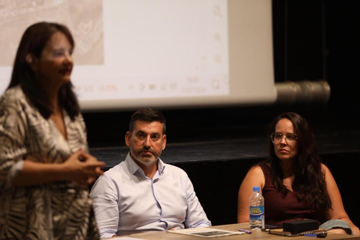 Alejandro Marichal y Davinia Ramírez en una reunión con los vecinos de El Tablero.