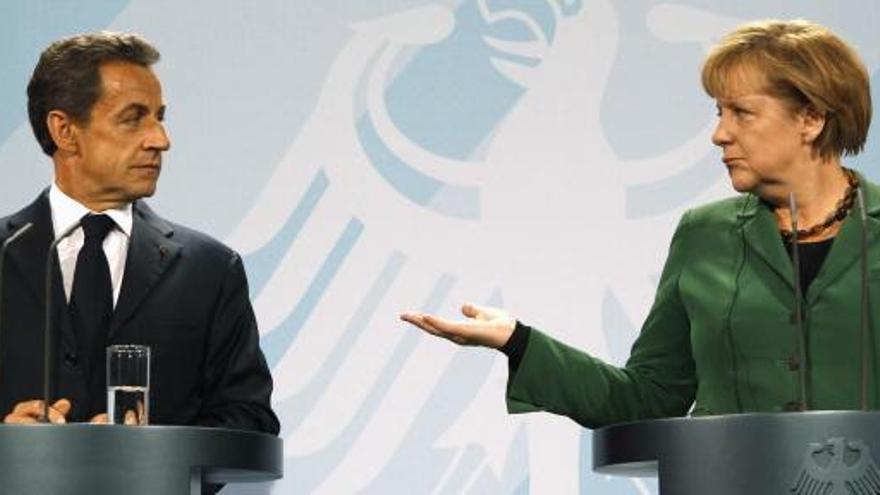 Merkel cede la palabra a Sarkozy durante la rueda de prensa que han ofrecido tras su reunión.