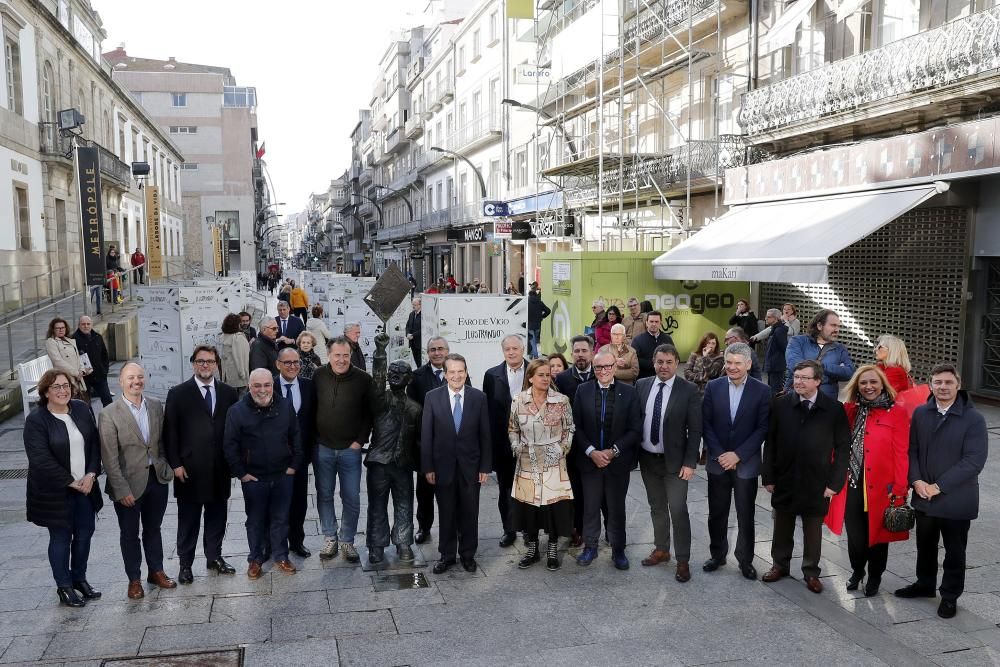 Desde la izquierda, Alonso, Regades, Adolfo García, Gogue, Da Silva, Davila, Prol, Abel Caballero, Fernández Astray, Carmela Silva, Costa, Chema Rodríguez, Carlos Calo, Santos, Font, Muñoz y Fidaldo, y tras ellos, Rubén Pérez y Corina Porro