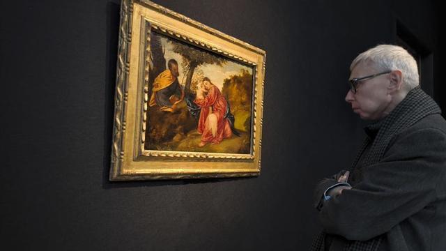Un hombre observa la obra "Descanso en la huida a Egipto" de Tiziano.