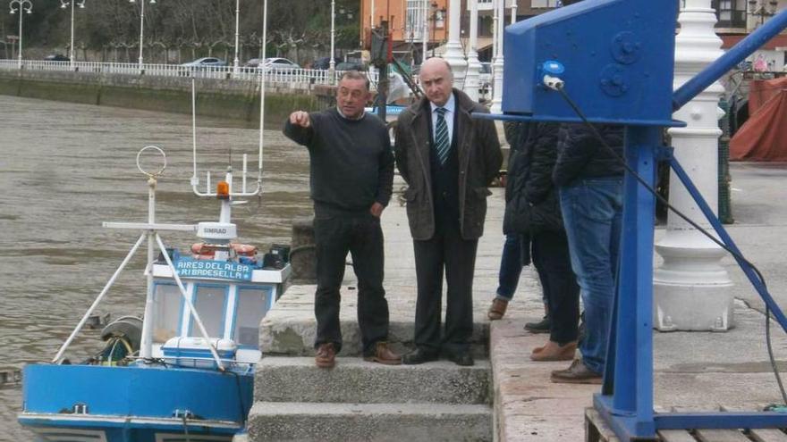 Buenaga -izquierda- y Pereiro, en las escaleras del puerto, ayer.