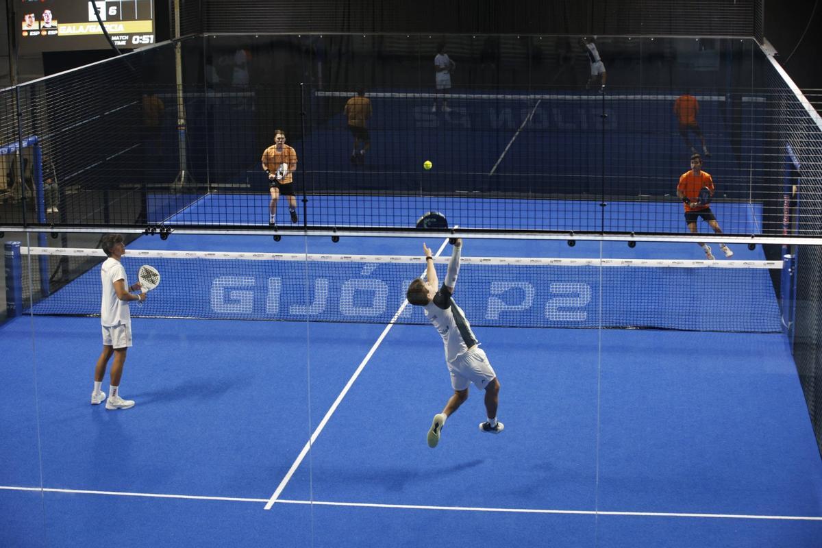 Una acción del partido entre Jofre y Castaño ante Gala y García, ayer, en el Palacio de Deportes de La Guía.
