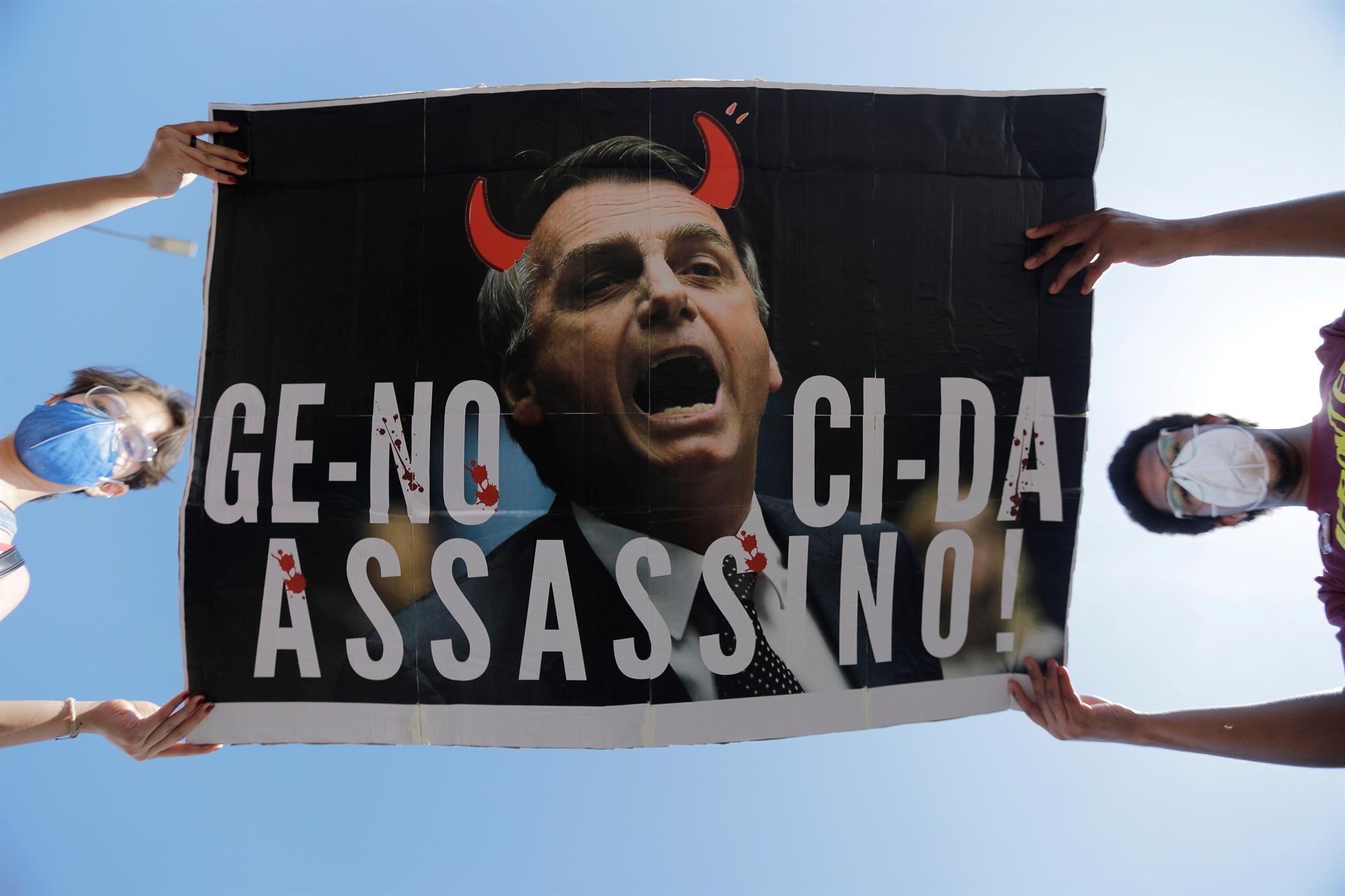 Pancarta contra Bolsonaro en una de las manifestaciones desarrolladas este sábado en Brasil.