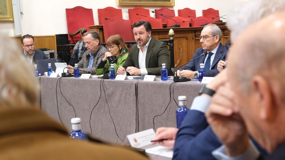 El alcalde, con los ediles Raúl Sempere, Aurora Rodil y Francisco Soler, en la presentación de los presupuestos en el Consejo Social.