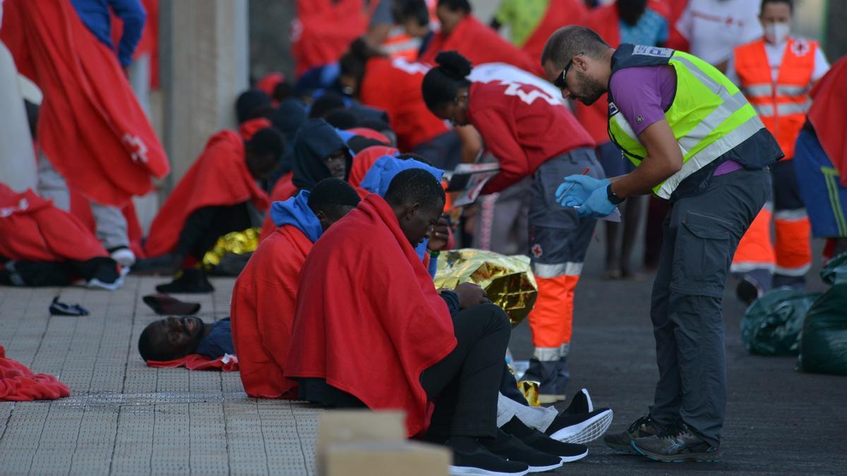 Voluntarios de Cruz Roja atienden a un grupo de migrantes que arribó a El Hierro.