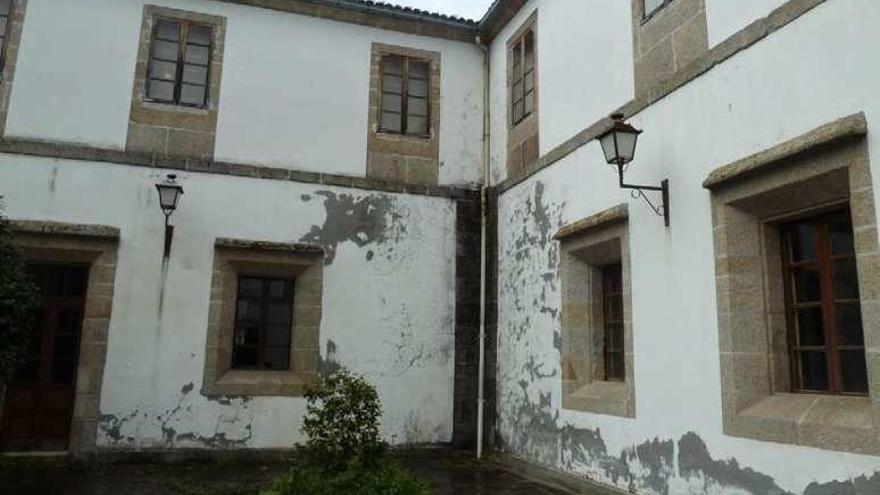 Humedades en la fachada del claustro del convento de Santo Domingo.