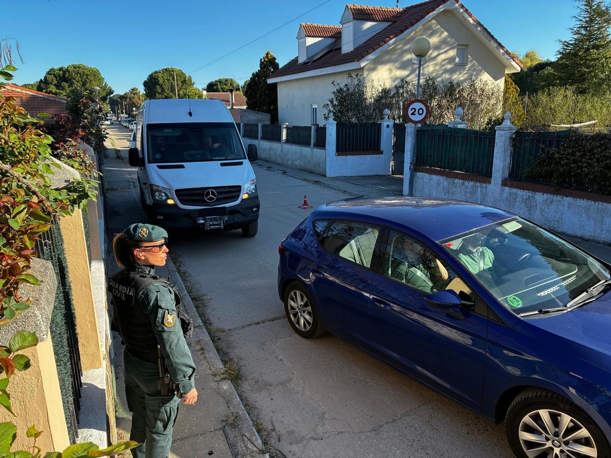 Vehículos de la Guardia Civil en su llegada a la antigua vivienda de Óscar S.M. .
