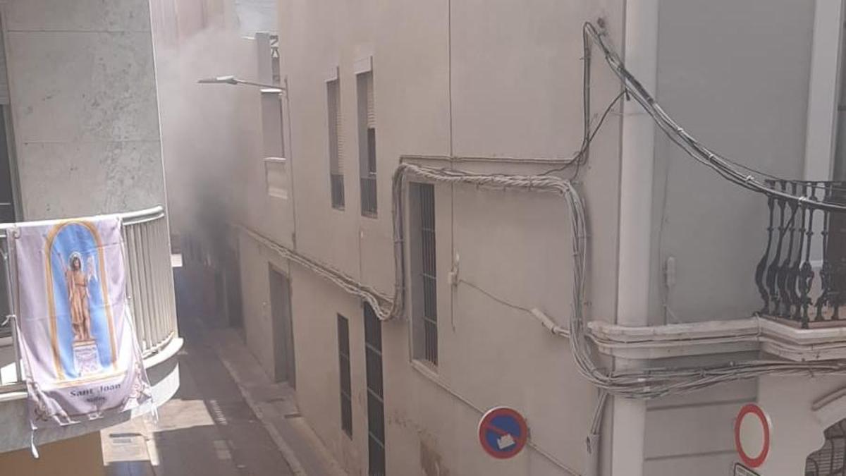 La intensa humareda ha alertado de inmediato a los residentes en la calle San Vicente de Nules.