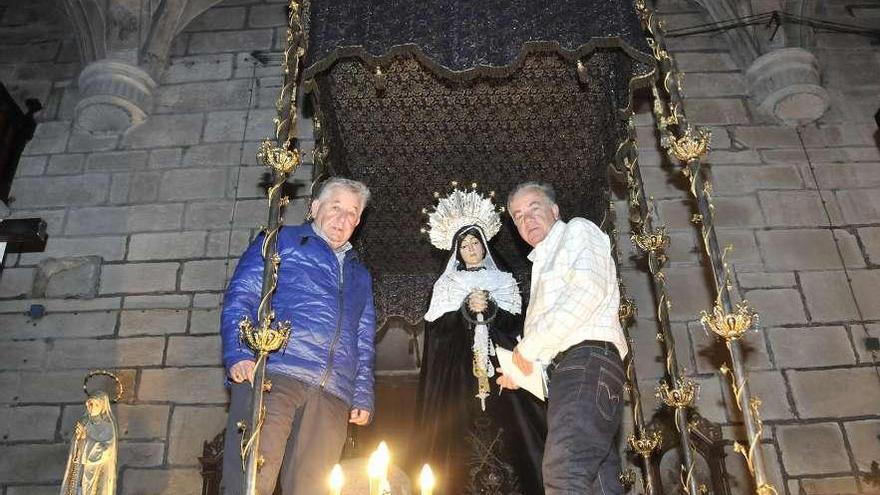 Francisco Franco Ortega (dcha.) con Manuel Gil, tomando medidas a la Virgen, en la excolegiata .  // S.A.