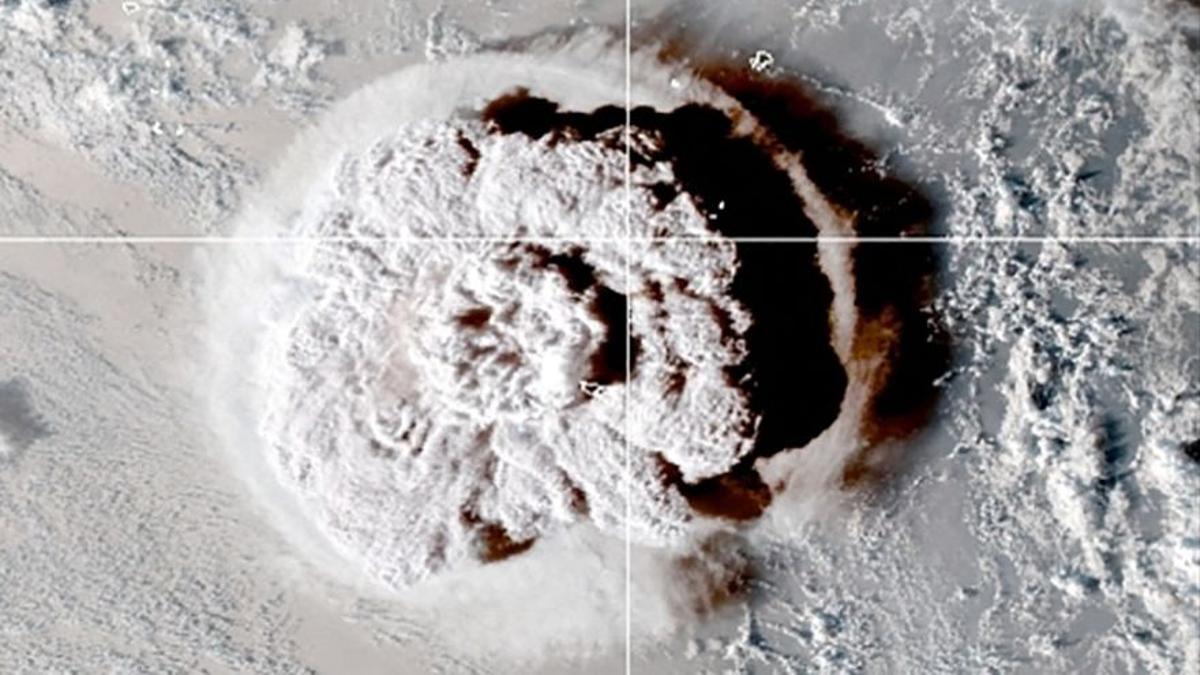 Der Ausbruch des Unterwasser-Vulkans Hunga Tonga war noch in den Balearen zu spüren. Das Satellitenbild zeigt die Explosion.
