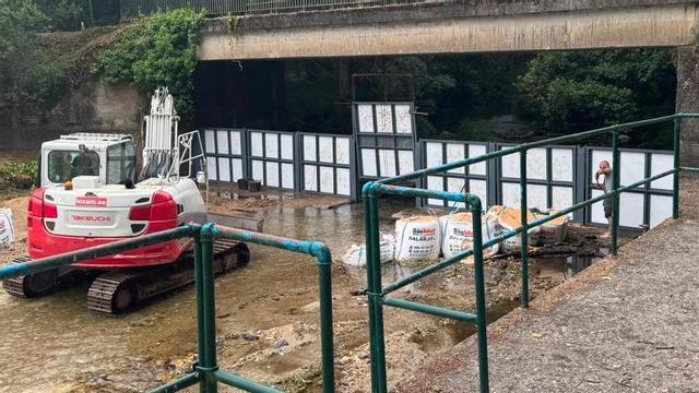 Operarios trabajando en la instalación de las compuertas esta semana.  | CEDIDA