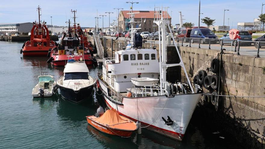 El “Rías Bajas”, 
amarrado ayer
en el puerto de Vigo.
A la derecha, uno de 
los planos del buque.
   | // A. VILLAR / SENER