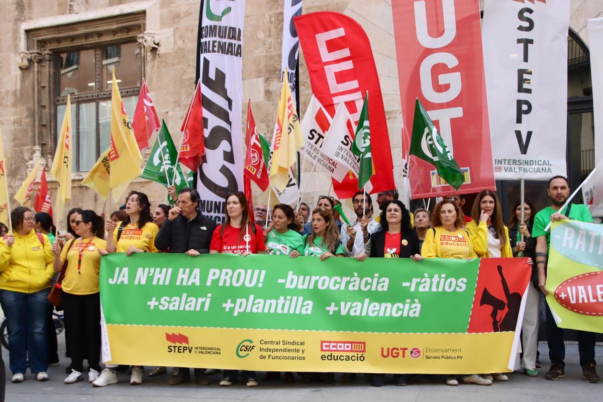 Los sindicatos de profesores apuntan directamente a Pérez Llorca: "Queremos negociar" Los sindicatos de profesores apuntan directamente a Pérez Llorca: "Queremos negociar"