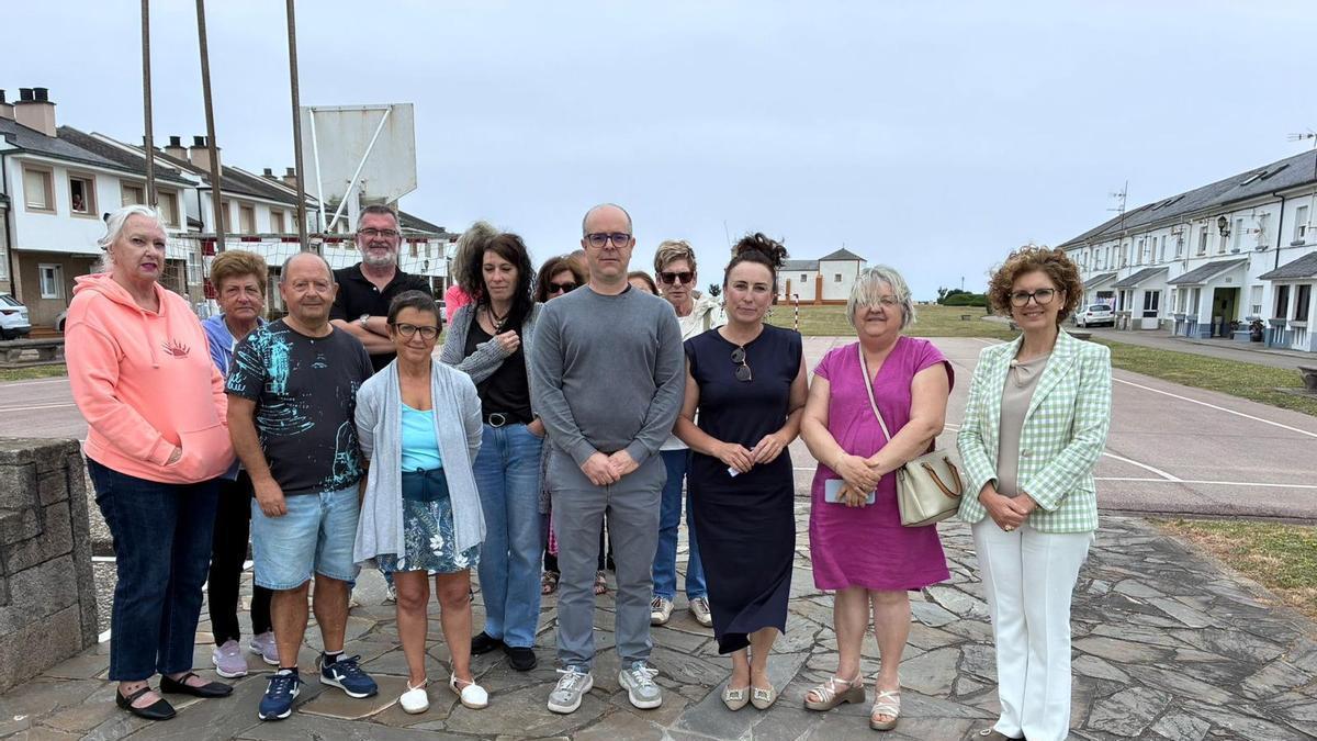 Foto de familia durante el acto celebrado en la Atalaya de Puerto de Vega.