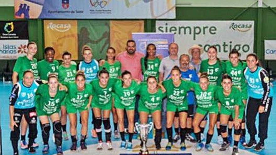 El Rocasa Gran Canaria posa con el trofeo del II Torneo Internacional Gran Canaria Isla Europea del Deporte.